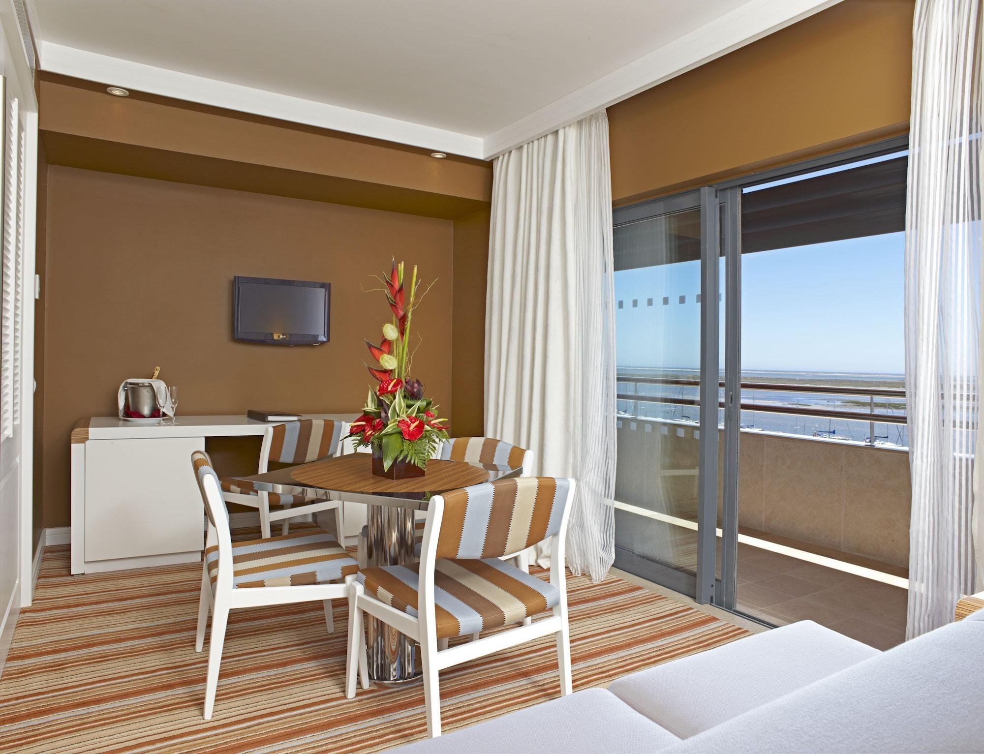 Real Marina Hotel & Spa Olhao Bilik gambar A typical suite