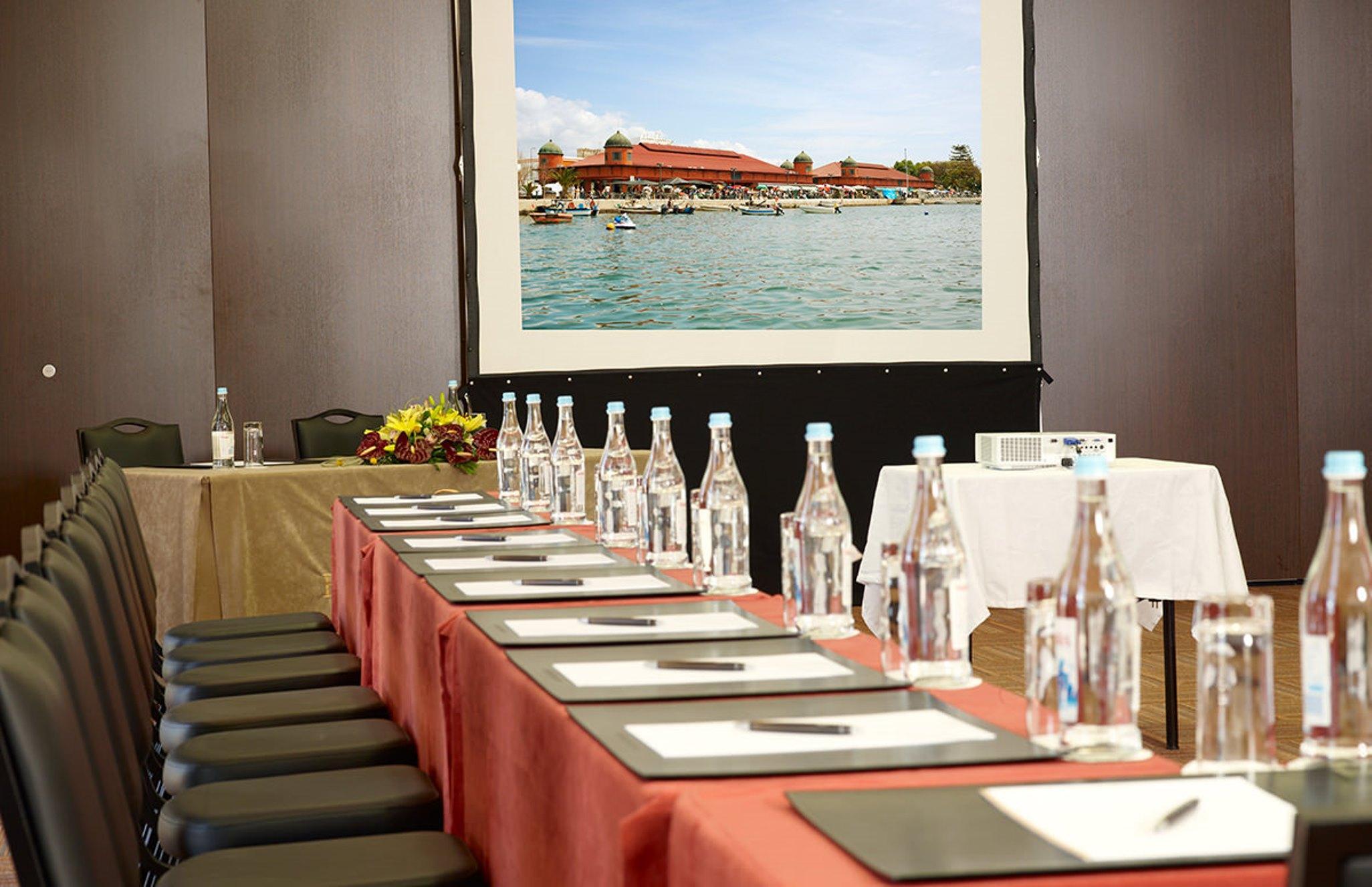 Real Marina Hotel & Spa Olhao Luaran gambar A projection screen in a meeting room