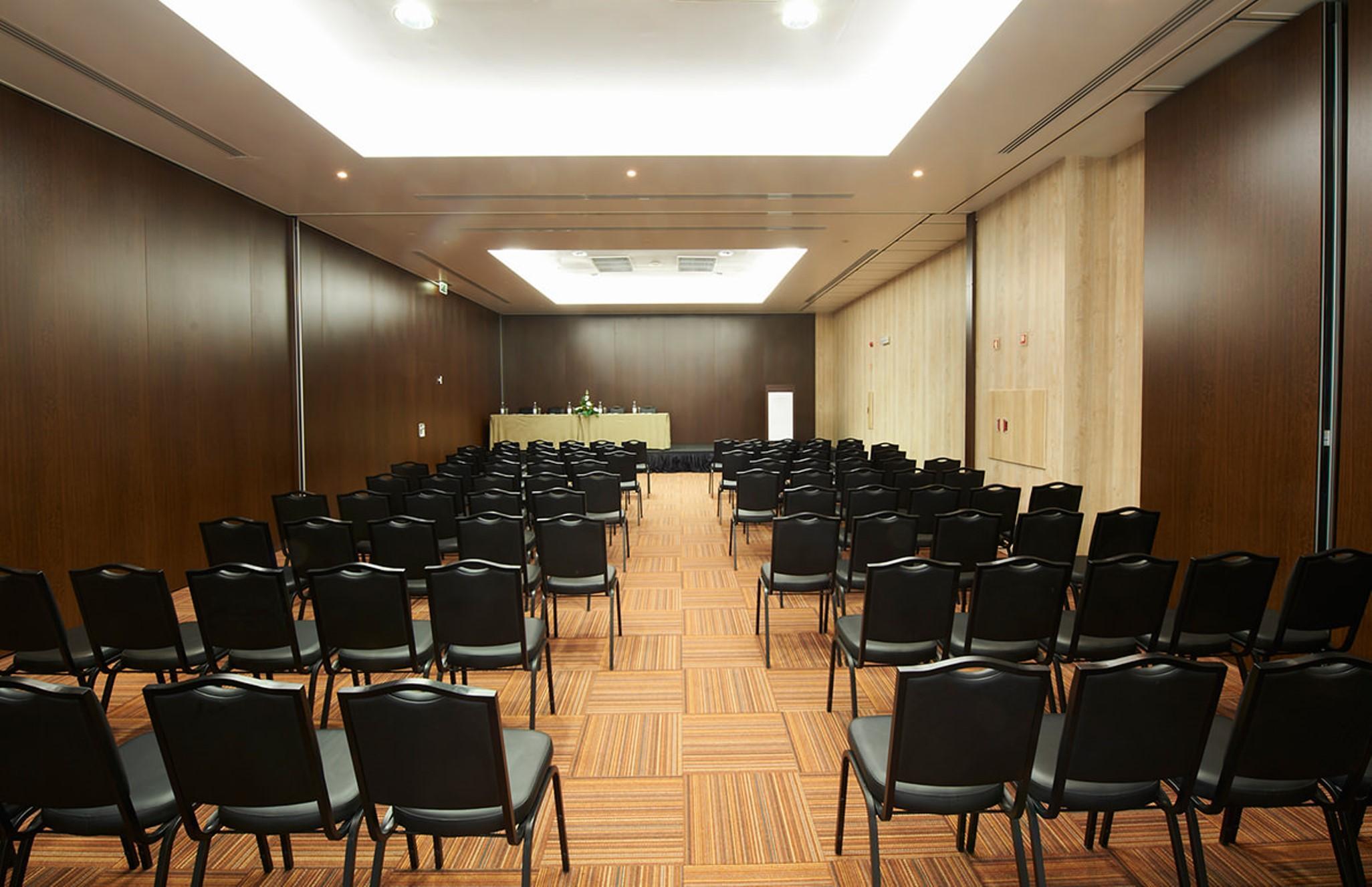Real Marina Hotel & Spa Olhao Luaran gambar A conference room at the hotel