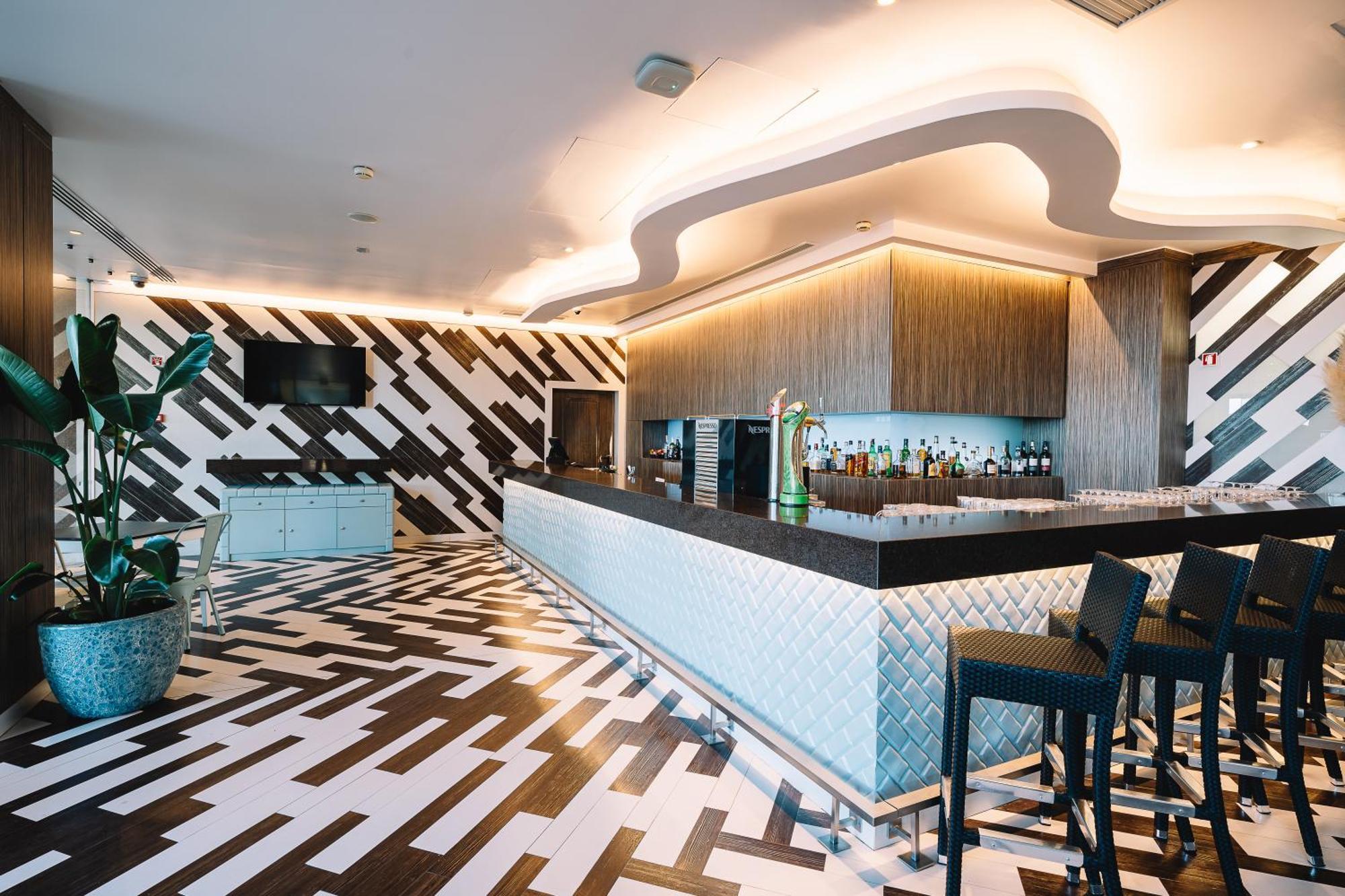 Real Marina Hotel & Spa Olhao Luaran gambar The bar at the lounge