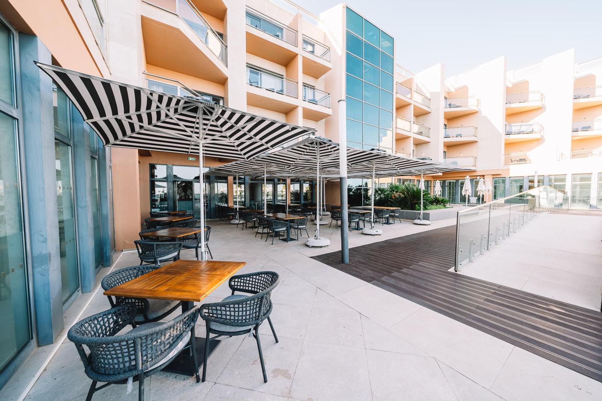 Real Marina Hotel & Spa Olhao Luaran gambar The hotel's pool deck