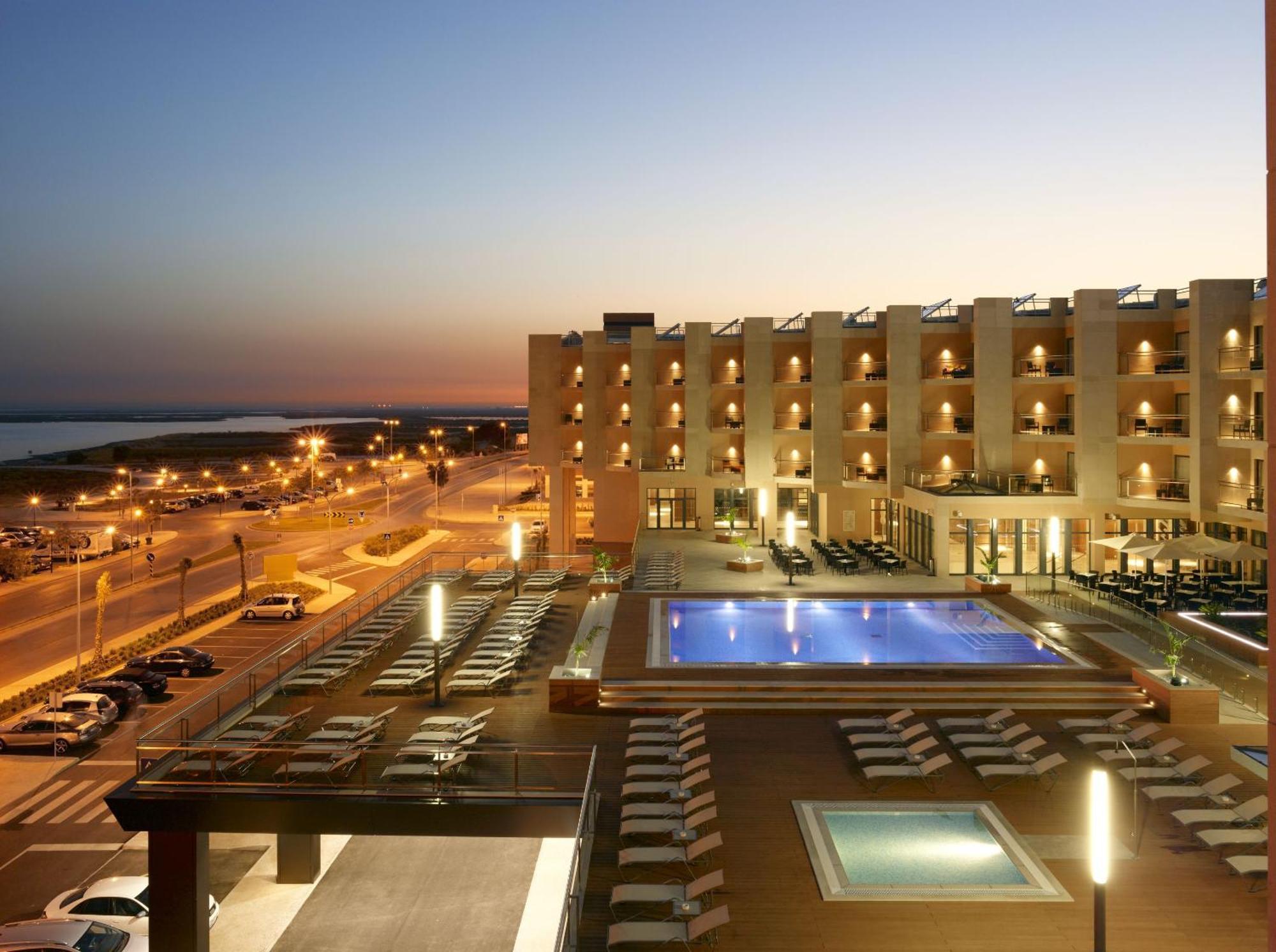 Real Marina Hotel & Spa Olhao Luaran gambar The hotel at night